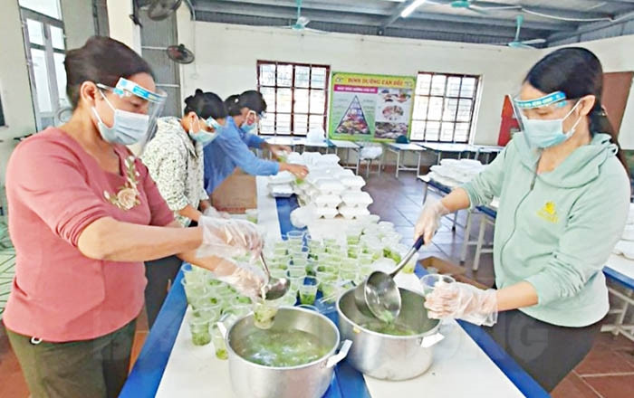 Hội Phụ nữ xã Hồng Quang mỗi ngày cung cấp 500-600 suất ăn cho khu cách ly tập trung